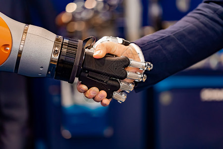 机器人握手人类、人工智能互动图片