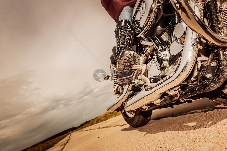 骑摩托车的自行车女孩皮靴腿的底部视图图片