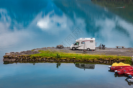 家庭度假旅行RV,假日旅行汽车之家,汽车度假美丽的自然挪威自然景观图片