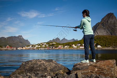 挪威钓鱼的女人图片