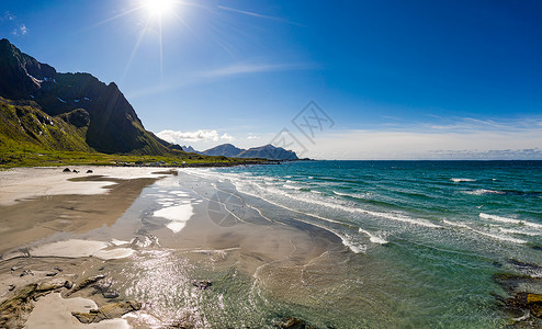 海滩掠夺岛挪威诺德兰县的个群岛以独特的风景而闻名,有戏剧的山脉山峰,开阔的大海庇护的海湾,海滩背景图片