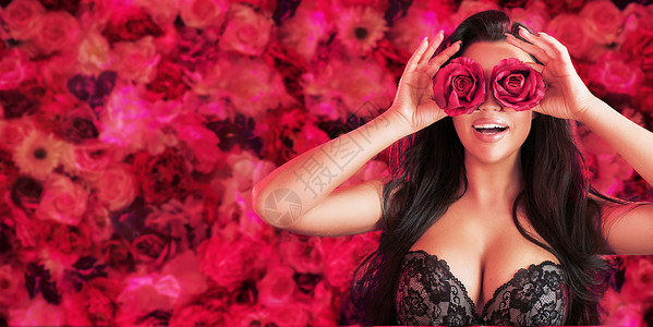 漂亮的黑发女人戴着玫瑰眼镜背景图片
