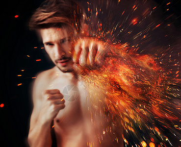英俊的运动员用火焰击打他肌肉发达的手臂图片
