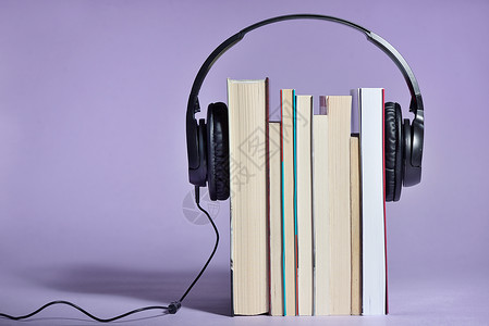 有声书籍与书籍耳机高清图片