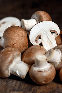 木制厨房桌子上的蘑菇背景图片