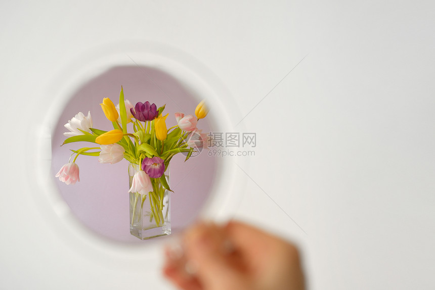 抽象地看着镜子,看到花朵的排列图片