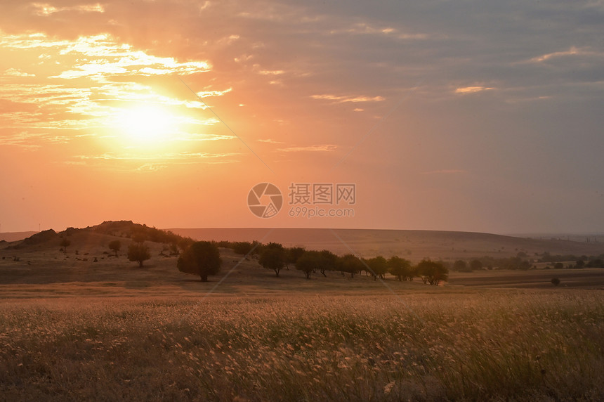 秋景迷蒙的田野与夕阳图片