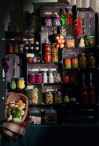 秋天的储藏室里有咸菜罐高清图片