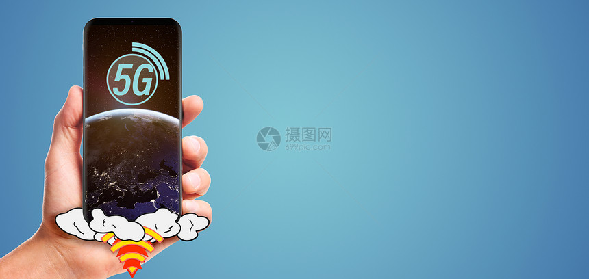 男手握启动5g智能手机与行星地球屏幕上,孤立蓝色背景这幅图像的元素由美国宇航局提供手握5g智能手机图片