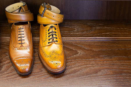 棕色棕色全纹皮鞋,带皮带男装精品店的木制男装精品店图片