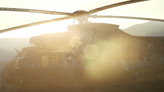 日落时分,沙漠中老旧生锈的用直升机背景图片