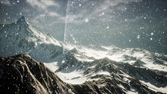 大雪纷飞,聚焦雪花上,群山背景上背景图片