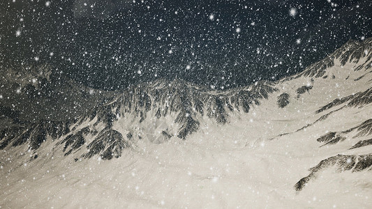 大雪纷飞,聚焦雪花上,群山背景上背景图片