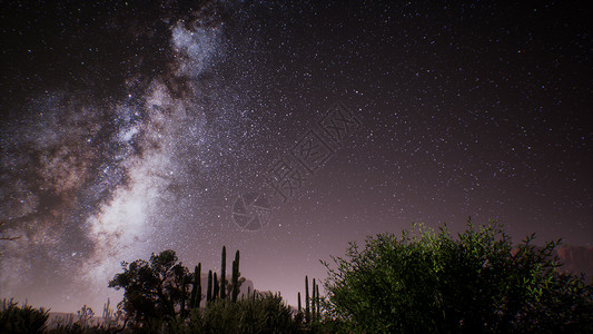 美国犹他州沙漠上方的银河图片