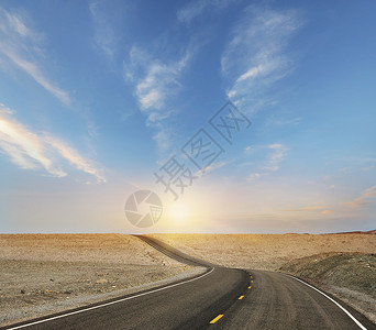 沙漠道路穿过死亡谷公园,加利福尼亚州,美国图片