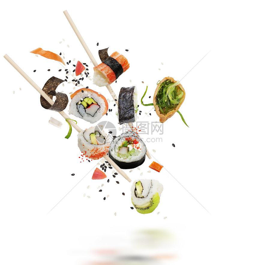 寿司卷配料用木制筷子隔离白色背景上图片