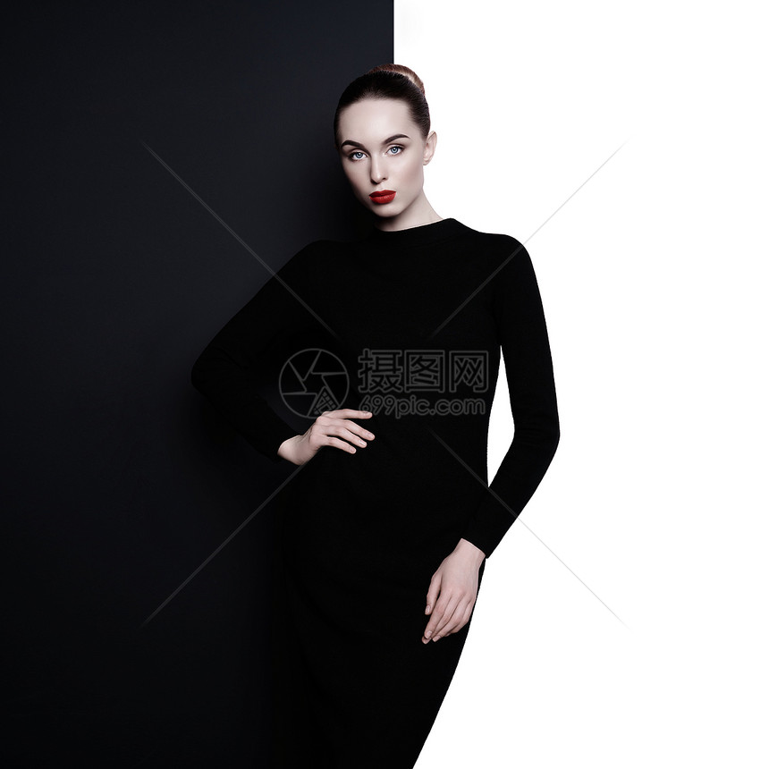 时尚艺术工作室肖像优雅的女人几何黑白背景图片