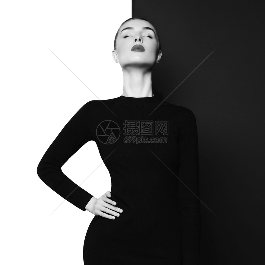 时尚艺术工作室肖像优雅的女人几何黑白背景专业化妆用黑色口红时尚的经典连衣裙图片