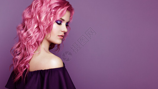粉红色假发美丽的时尚模特女孩,五颜六色的染发化妆发型完美的女孩完美健康染发的模特粉红色的发型背景