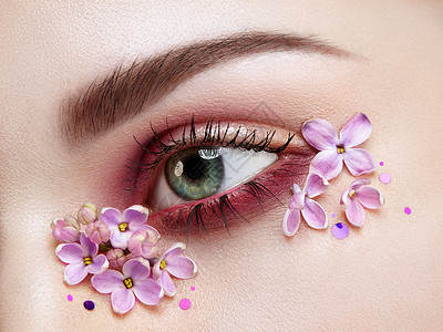 紫色眼睛眼妆女人带着丁香花春妆美容时尚睫毛化妆品眼影化妆细节创意女花妆丁香花瓣背景