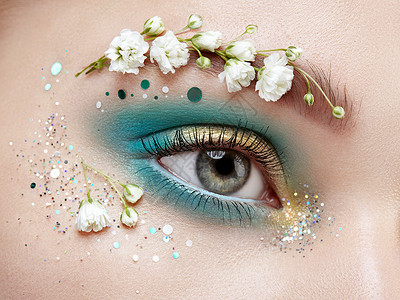 眼妆女人带着花春妆美容时尚睫毛化妆品眼影化妆细节创意女花妆白色的夏花图片