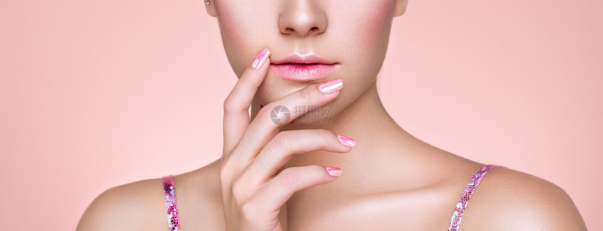 美丽的女人,完美的化妆指甲粉红色的嘴唇指甲美丽的女孩面光背景上的孤立时尚照片图片