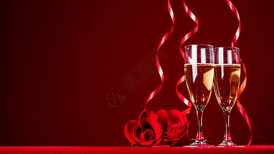 浪漫的情人节庆祝与香槟酒红玫瑰,红色背景与浪漫的情人节庆祝活动背景图片