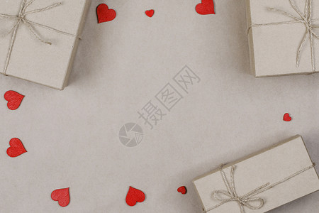 礼品盒用棕色工艺纸包装,用红心绳捆绑,带复印平铺顶视图边框礼品盒红心图片
