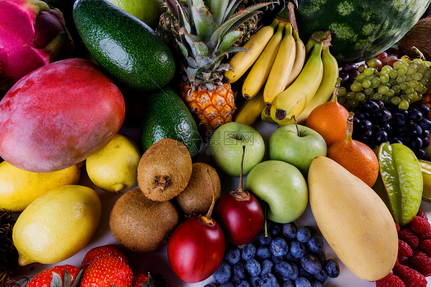 各种背景的许多热带五颜六色的水果收获热带水果背景图片