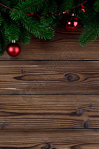 木制背景上的圣诞装饰,冷杉树枝,红宝贝圣诞装饰背景图片