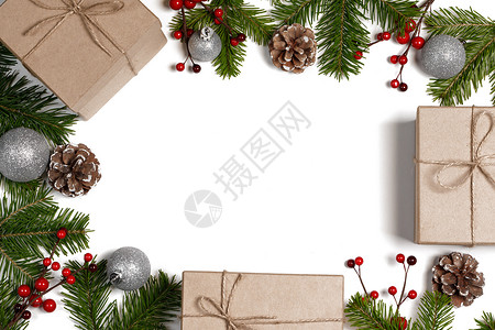 圣诞背景与球装饰冬青浆果,锥,礼物,球白色圣诞背景装饰品图片