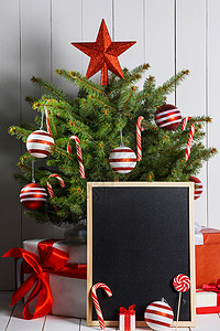 乡村黑板圣诞树装饰糖果罐鲍布带有黑板的圣诞树乡村的高清图片素材