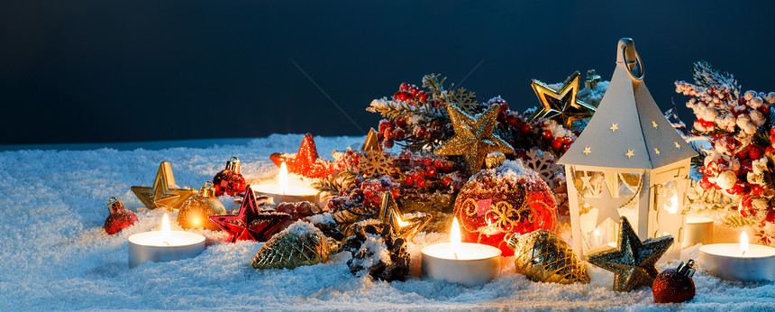 雪地上燃烧蜡烛灯笼圣诞装饰灯笼圣诞装饰图片