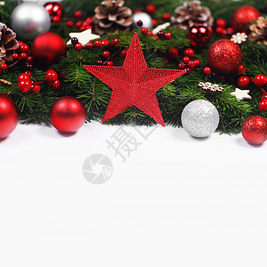 红色圣诞节边框圣诞边框的树枝白色背景与隔离,红色银色装饰,浆果,星星,锥圣诞树树枝的圣诞框架背景