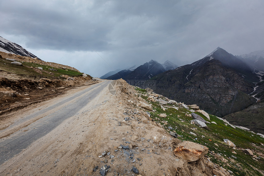 喜马拉雅山的公路靠近罗塘拉通行证印度希马查尔邦喜马拉雅山的公路,印度