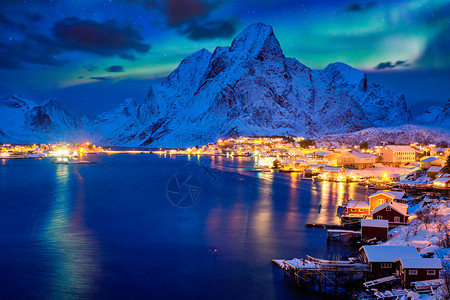 雷恩村夜间用北极光照明挪威洛福腾群岛雷恩村晚上挪威洛福腾群岛背景