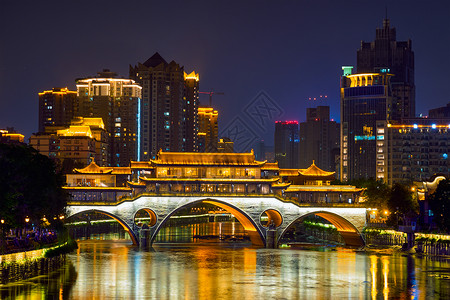 成都著名的地标安顺桥金河上,夜间照明与现代摩天大楼的背景,成都,四川,中国安顺桥夜间,中国傍晚高清图片素材
