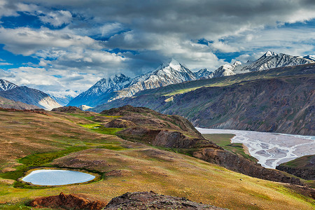 喜马拉雅景观附近的钱德拉塔尔湖印度希马查尔邦的斯皮蒂山谷喜马拉雅山脉,印度攀登高清图片素材