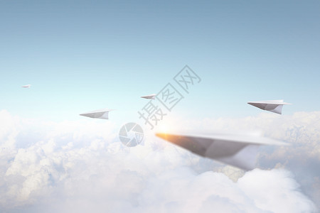 纸飞机蓝天上飞过云层天空中的纸飞机图片