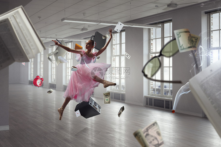 芭蕾舞女穿着粉红色连衣裙跳舞梦想成为芭蕾舞图片