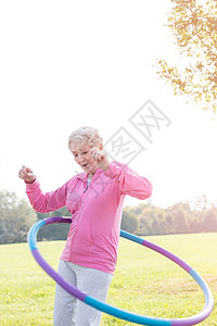 活跃的老年妇女呼啦圈公园图片