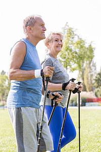 健康的老年夫妇带着徒步旅行杆公园散步图片