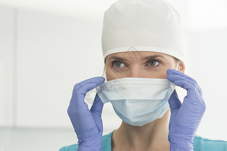 临床上女医生戴手术帽口罩的特写图片