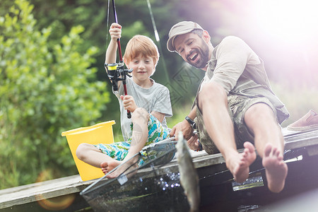 看鱼孩子整整段微笑的父子蝴蝶渔网里捉鱼背景