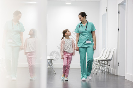 护士女孩病人医院走廊里散步图片