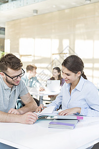 学生大学图书馆的桌子上起学图片