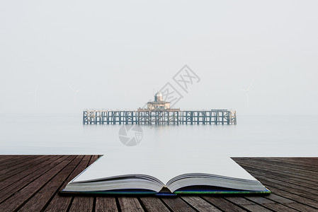 精美的艺术极简主义景观形象,遗弃的码头雾蒙蒙的早晨停留海上,呈现出片废墟,漂浮页开放的故事书中背景图片