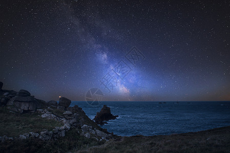 令人惊叹的充满活力的银河复合图像英格兰康沃尔的陆地景观上结束背景图片