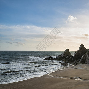 韦斯特科姆美丽的日落景观图像韦斯特康贝海滩德文英格兰与锯齿状的岩石海滩惊人的云背景