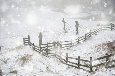 明身份的徒步旅行者冬季景观形象英国的高峰地区,公众大雪风暴中玩雪图片